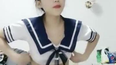 清纯学妹 制服黑丝诱惑让小哥玩逼 小奶子还玩乳交，各种姿势爆草抽插