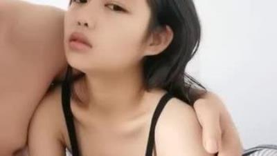 大哥的小女人姨妈刚走就开干，抱在怀里吃奶子给狼友看骚逼，无套抽插爆草还有点血，射在翘屁股上