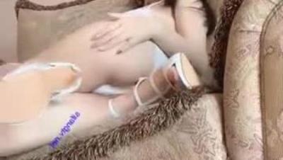 简直是个骚货，巨乳少妇，床上发春不可收拾， 主人，操人家嘛，人家逼逼好痒好想要啦 ，淫语不断！