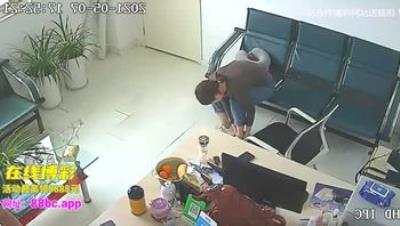 黑客破解摄像头 公司女财务和经理经常趁着没人在办公室沙发和椅子上偷情