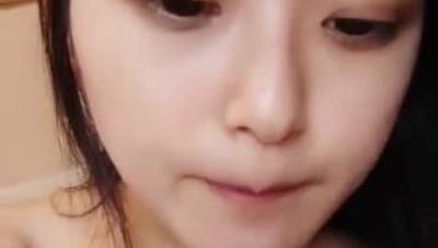 大二学舞蹈颜值美女 性感牛仔短裤对着镜头摆弄 足交特写插嘴穿上黑丝 第一视角进进出出