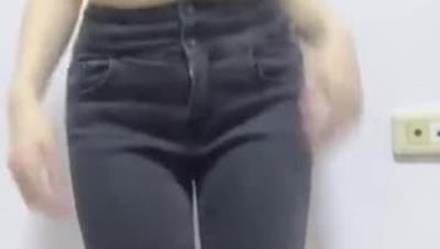 推特极品网红美少女【沐沐睡不着 】爆乳开胸毛衣显尽伊人本色 牛仔上空激情艳舞