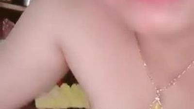 风骚熟女勾搭老公公 老头抓着一个奶子吃，舔逼功夫不减当年，大鸡巴还能硬主动插入