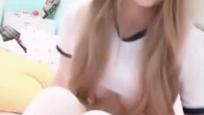 卡哇伊萌妹道具自慰 撩起衣服揉捏白嫩美乳 白色丝袜张开双腿掰穴扣逼