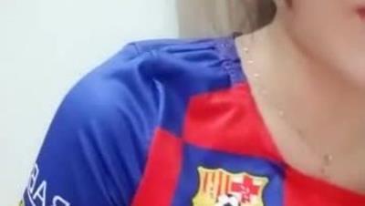 巴萨女球迷 撩起衣服奶子揉捏粉色奶头 跪在椅子上晃动翘臀，腰细胸大扭动诱惑