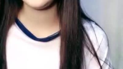 18长相清纯甜美萝莉全裸自摸诱惑，撩起衣服揉捏奶子，脱光光坐椅子上摸逼，毛毛挺浓密掰穴看着非常诱人