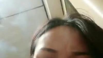 劲爆干柴烈火极品小情侣高铁厕所激战， 排队上厕所的人不知道里面在干啥