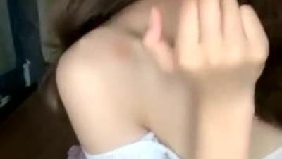 白色连体网袜新人非常骚 这样插的很爽我要高潮了 翘起屁股假屌快速进出 撩起裙子被炮友后入