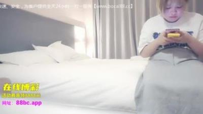 【小天娱乐】改约良家，粉穴一线天，00后小妹妹水多美乳又听话，扛腿深插动听呻吟不断