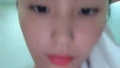 长相文静红唇大美女洗澡自慰，湿身诱惑翘屁股掰穴，洗完回房间特写手指扣逼，拿出假屌抽插