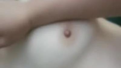 【小鱼寻花】工商银行加班一天回家的老婆，累瘫在床只想睡觉，良家嫩穴水多特写，任由玩弄抽插不想动