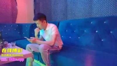歌厅探花陈先生KTV唱唱歌啪啪啪，马尾少妇唱歌摸腿躺身上摸奶子，沙发上翘起屁股后入