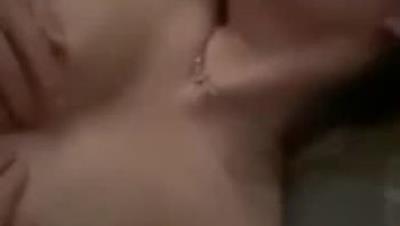 陕西淫妻女友情侣 靓丽俏脸超享受吃肉棒 极品饱满名器全身都被种草莓