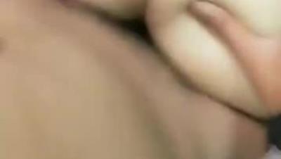 泰国约妹3P性感吊带睡衣长相清纯妹子 白皙皮肤骑乘深喉口交 着小腰后入特写表情