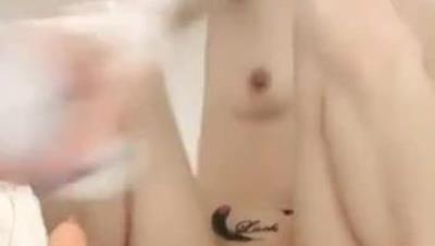 小骚逼好痒苗条小少妇居家自慰，毛毛浓密按摩器震动，到卫生间尿尿假屌骑乘，翘起屁股假屌后入快速抽插