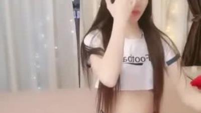 长相清纯娇小身材嫩妹足球宝贝装 翘起屁股露肥逼 后入抽插摸阴蒂 骑乘高潮出白浆