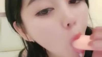 长相清纯甜美嫩妹子和闺蜜女同诱惑 情趣装丁字裤舔逼倒上牛奶 揉穴翘起屁股假屌插入 5小时连续玩弄不要错过