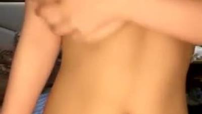 超大G奶妹子性感吊带情趣装，掏出大奶子揉捏晃动舔奶头，翘起大屁股扭动自摸肥逼，翘起双腿掰穴特写诱人