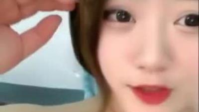 【童颜巨乳】难得一见的巨无霸 咪咪比头还大 闭合阴穴 手掰开给网友看骚穴！