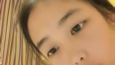 月经期娃娃脸捧鸡巴就开吃 无套抽插各种体位蹂躏，大哥也是狠骚逼带着血也草