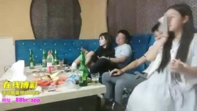 歌厅探花专攻KTV小姐姐，深夜场叫了两个妹子一人一个4P 沙发上翘起屁股后入撞击 抬起双腿猛操晃动大奶子