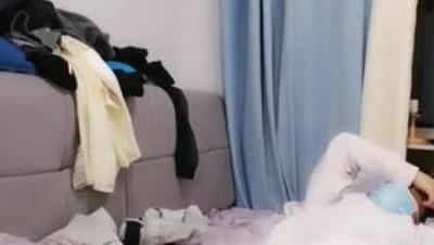 马尾辫苗条妹子居家和炮友啪啪，隔着内裤摸逼口交舔屌，硬了骑上来JB整根插入