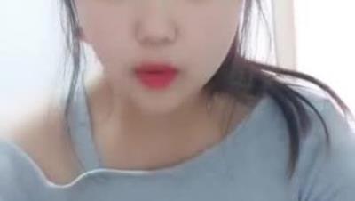 年轻貌美哺乳期小少妇 漏出大奶子挤奶水给你喝真刺激，粉嫩嫩骚穴特写展示