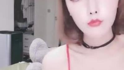 红色吊带兔女郎装扮网红妹子黑丝自慰诱惑，翘臀肥逼双指夹住揉捏，拿出假屌摩擦逼逼插入，近距离特写非常诱人