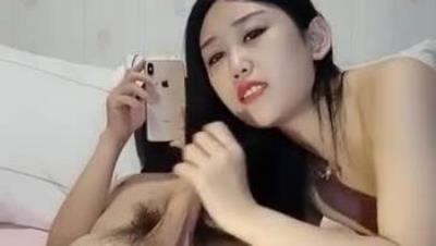 穿着睡衣的小少妇无毛骚穴，撑爆小嘴的大鸡巴，主动上位抽插夹的好紧，干的高潮冒白浆刺激