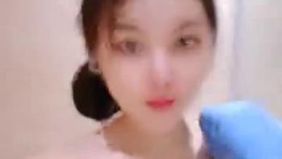 00后卡哇伊美少女浴室洗澡白皙奶子 湿身诱惑掰穴特写毛毛浓密，洗完澡床上玩特写粉穴，抬起双腿让你看清楚