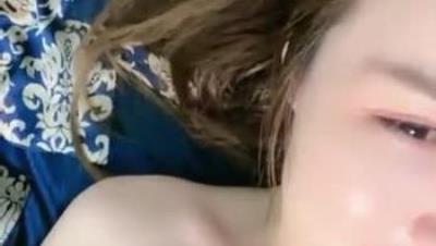 红唇妖艳新人御姐腰细胸大好身材热舞扭腰 翘起屁股扣穴，无毛逼逼跳蛋震动，呻吟娇喘玩到高潮出水