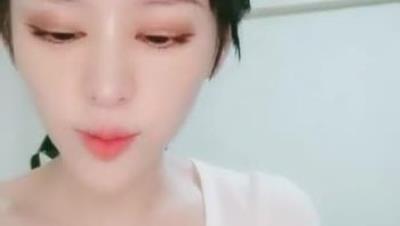 很酷的小姐姐【北京大漂亮】，丰满娇躯酮体，赤裸大棒棒自慰，插的小穴爽爽滴！