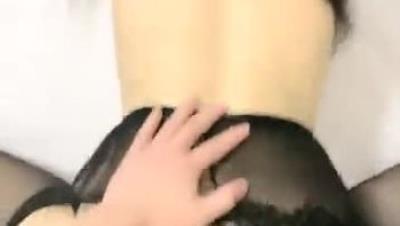 AVOVE酒店激情啪啪，舌吻口交吃奶玩逼，开档黑丝高跟诱惑，打桩机式爆草抽插，浓浓的精液射骚逼