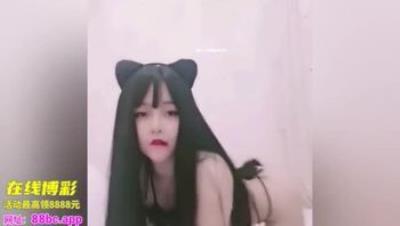 抖音女神下海改名【奶酥】超大尺度VX付费，终于全脱了，两只超大大白兔，漏奶呻吟，一线天诱人可口！