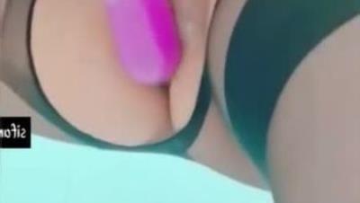 快手超精品气质女神【尹美美哒】3000元最新长视频，魔鬼身材，自慰超好听呻吟