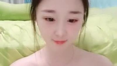 03年小姐姐【麦芽糖吖】超嫩啊，全裸自慰揉奶，娇喘声太好听了，逼逼真是小巧又粉！