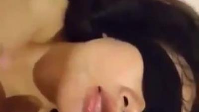 兄弟俩3P下贱女友，宾馆里艹的骚货奶子乱撞