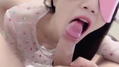 极品萝莉美少女【粉色情人】舔食肉棒津津有味 光溜溜迷人白虎逼真是武大郎遇上潘金莲不知其深浅