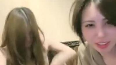 俊男靓女激情3P玩弄风骚小母狗，渣男接了杯尿给骚逼喝真淫荡，一起鸳鸯浴，玩奶子弄逼被男人草了被女人草