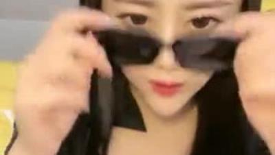 G奶肥逼网红美女 翘起双腿露馒头肥逼给你看，振动棒摩擦插入进出，再用跳蛋震动双重享受