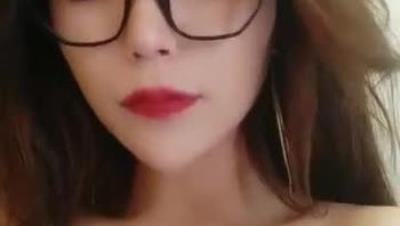 颜值女神 风骚妩媚 性感好身材陪狼友撩骚揉捏坚挺的骚奶子 骚逼特写展示淫水好多