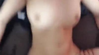 00后爆乳女友，“啊啊啊，太深了太深了”，鸡巴又粗又长，插得直呼受不了！