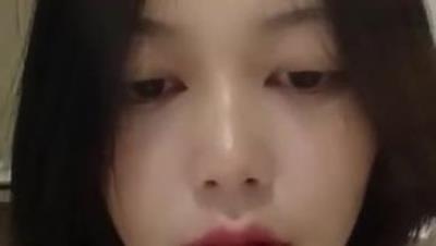 新人气质短发美女和炮友啪啪，毛毛非常浓密掰穴特写，手指扣入摩擦阴蒂，口交舔屌抽插猛操一脸享受