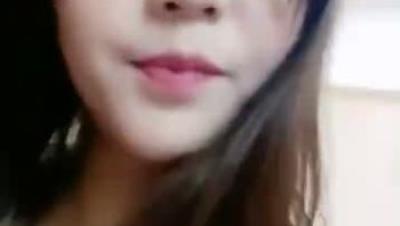 新人骚骚肥逼妹子居家窗边道具自慰，脱光光揉捏奶子，掰穴特写手指扣入，手法灵活拿出电动假屌，边抽插边跳蛋摩擦阴蒂