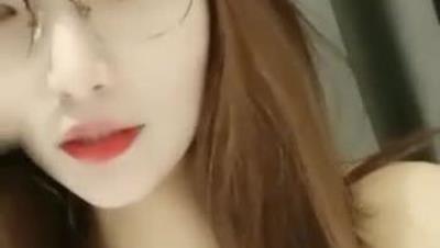 勾搭小哥主动撩骚让他摸逼 捏自己的骚奶子深喉口交 各种体位无套抽插直接内射