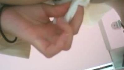 最新前后双镜偷窥二个高颜值美眉嘘嘘 一位尿尿憋的急 一位尿尿打了个机灵