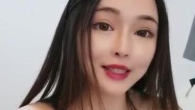 极品酒窝女神，性感吊带睡衣黑丝，掰穴给你看粉嫩美穴，来大姨妈还塞着棉线