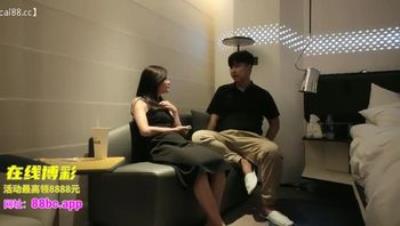 小宝寻花深夜带你找外围妹子，黑色长裙苗条身材御姐，蹲着口交沙发上开操，骑乘自己动翘起屁股后入