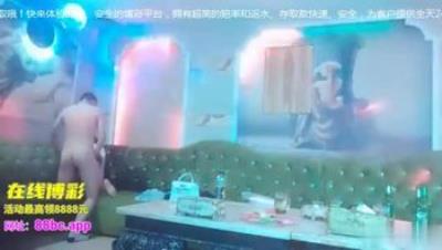 【歌厅探花陈先生】今夜学生妹主题，清纯JK小萝莉沙发后入，抱起大腿狂啃老哥真饥渴