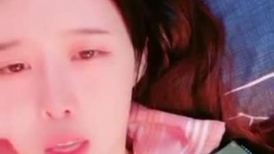 新人蝴蝶逼小姐姐小炮机自慰诱惑，情趣装黑丝袜翘起双腿掰穴，炮击抽插进进出出，呻吟娇喘听着非常诱人